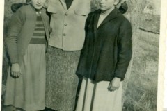 Στην-Σχολη-Πρυσογιαννης-1954-676x1024